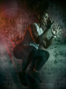 Active portrait de Train With Silvia en action en jump squat avec son logo