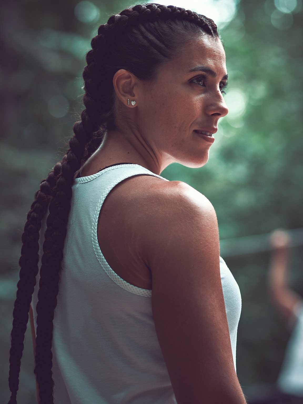 Portrait d'une coach sportive prise en extérieur
