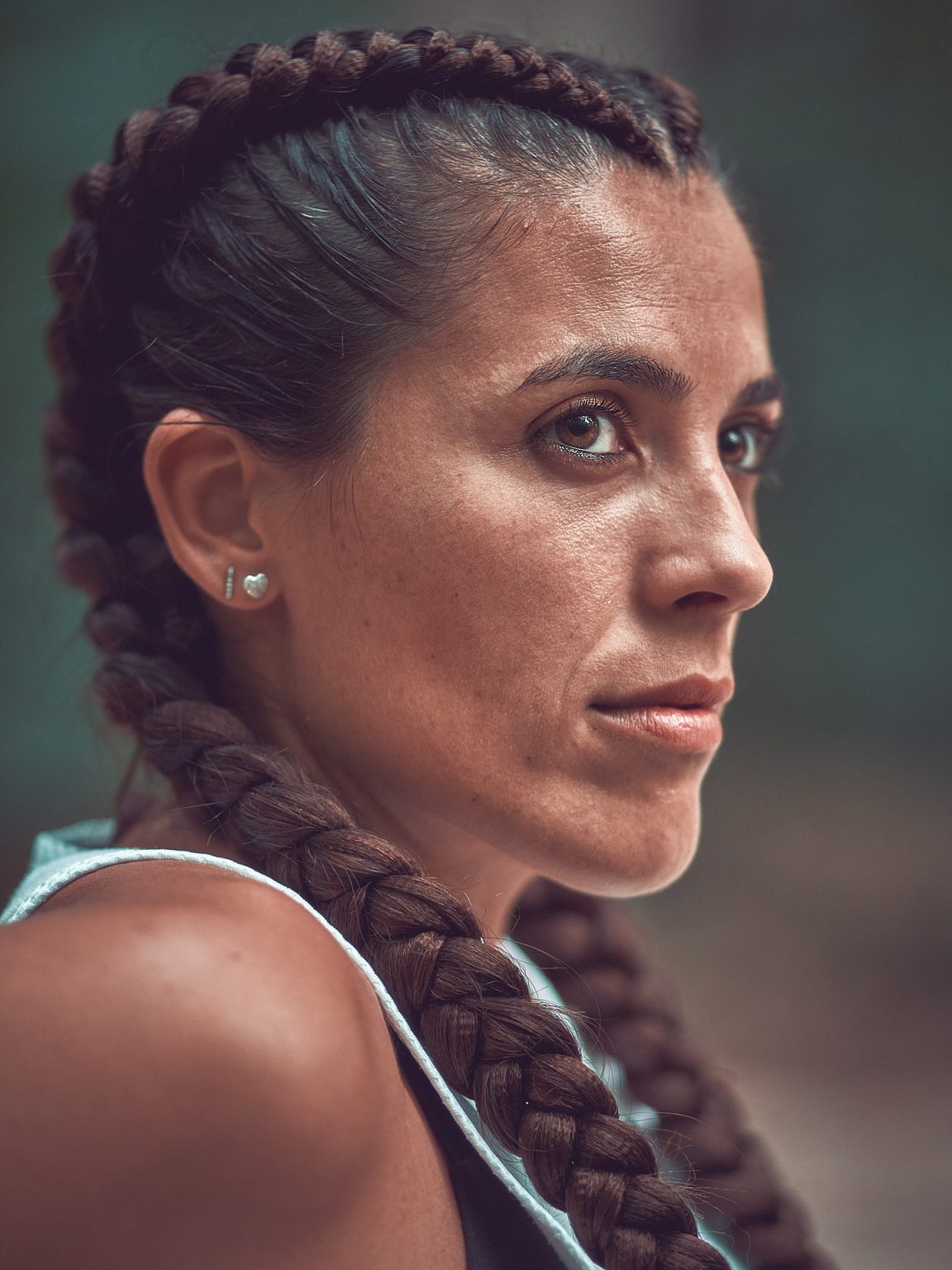 Portrait d'une coach sportive prise en extérieur