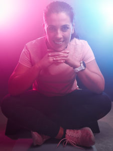 Portrait coloré par des gels de train with Silvia sur un step