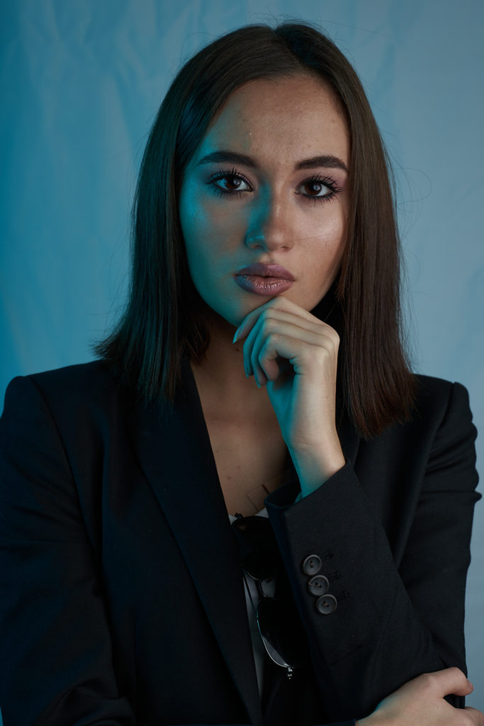 Portrait casual d'un model avec lunette sur un fond claire et coloré photo brute