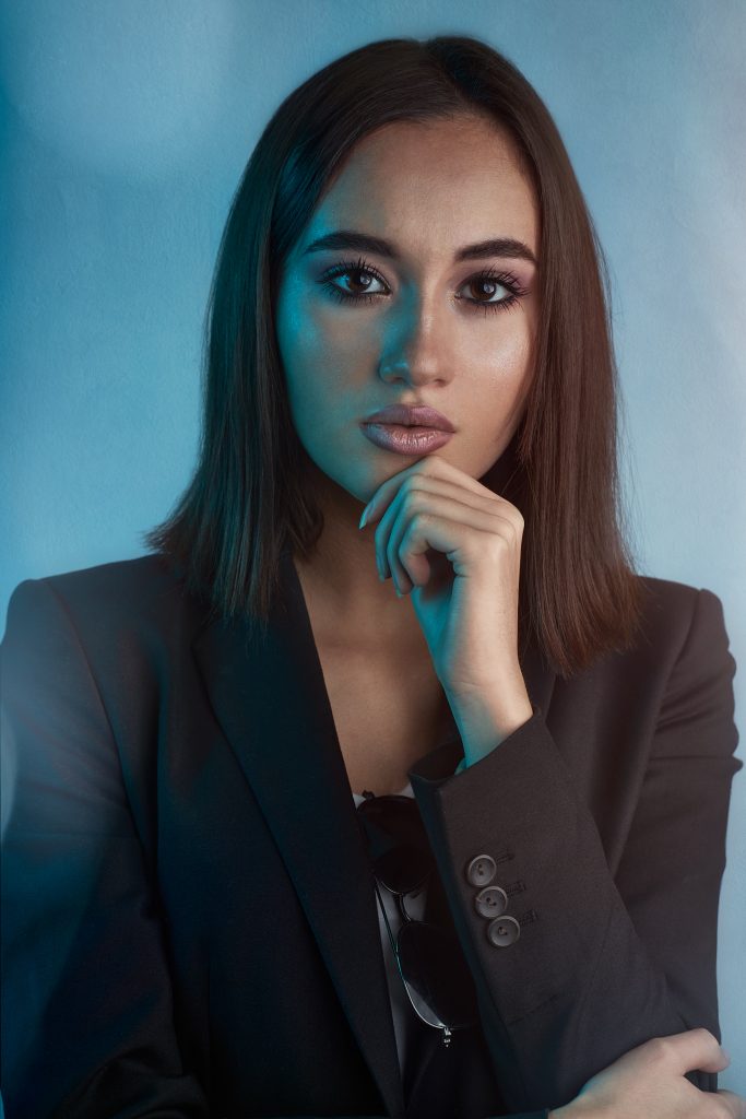 Portrait casual d'un model avec lunette sur un fond claire et coloré