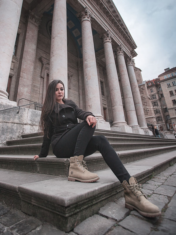 Portrait lifestyle d'une fille assise au pied de la cathédrale Saint-Pierre à Genève