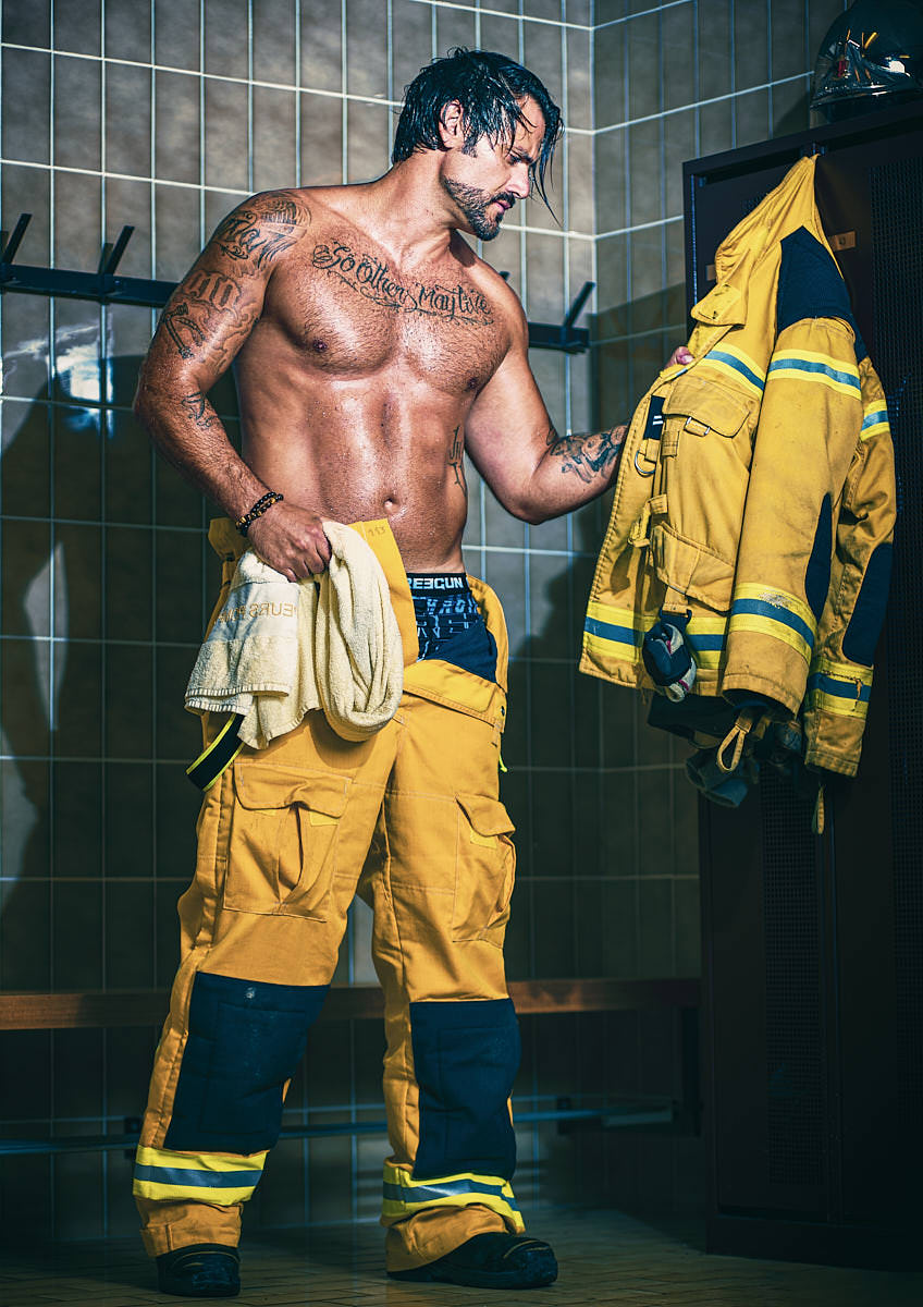 Homme pompier dans un vestiaire