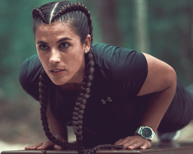 Train with Silvia faisant des pompes sur un banc