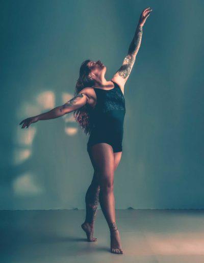 Photo studio danseuse lumière dramatique avec gobo