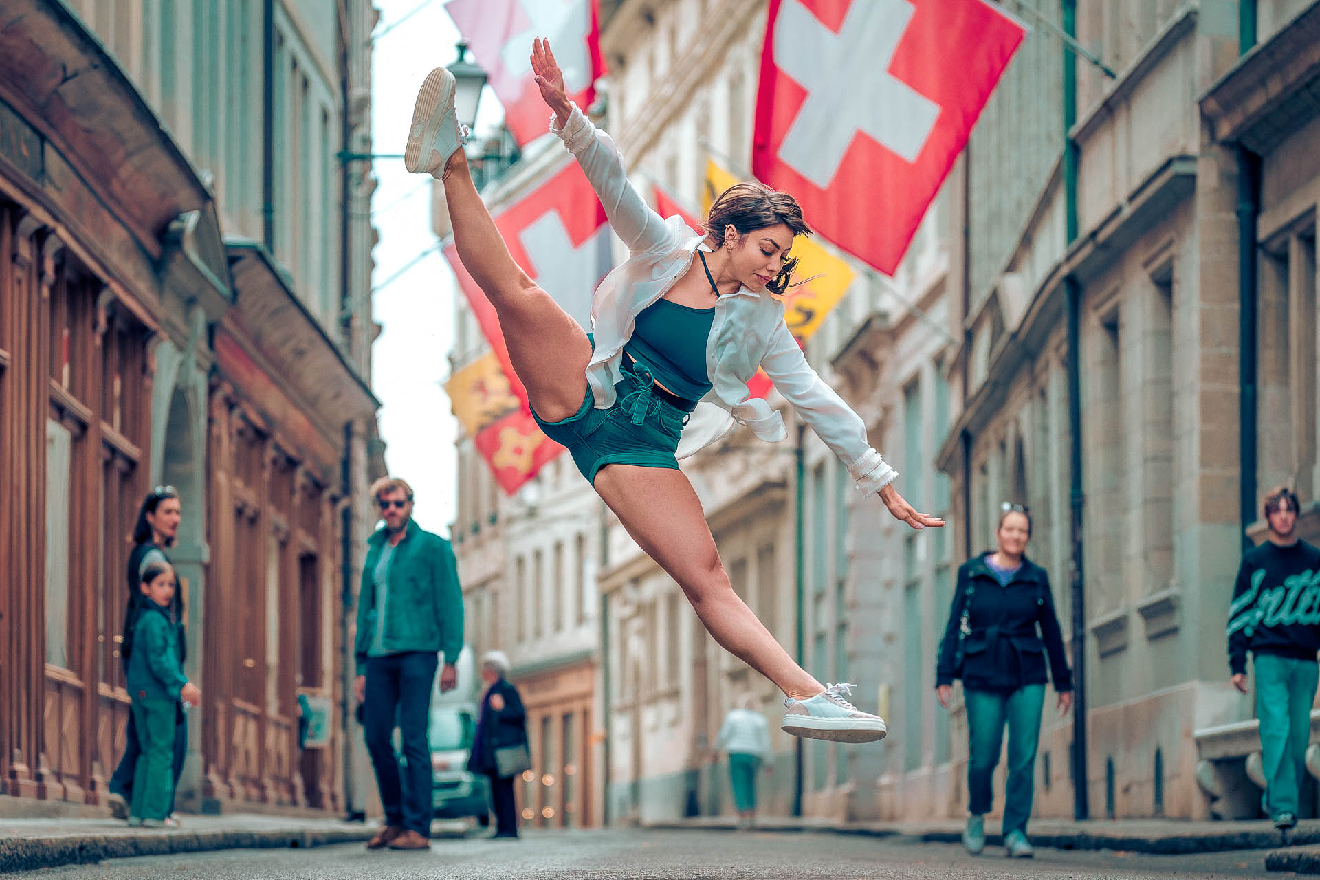 Danseuse exécutant un saut en split dans la Vieille-Ville