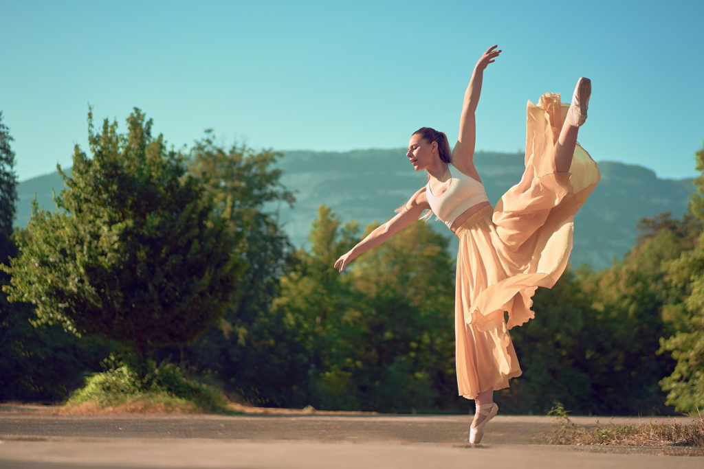 Ballerine sur pointes devant le Salève