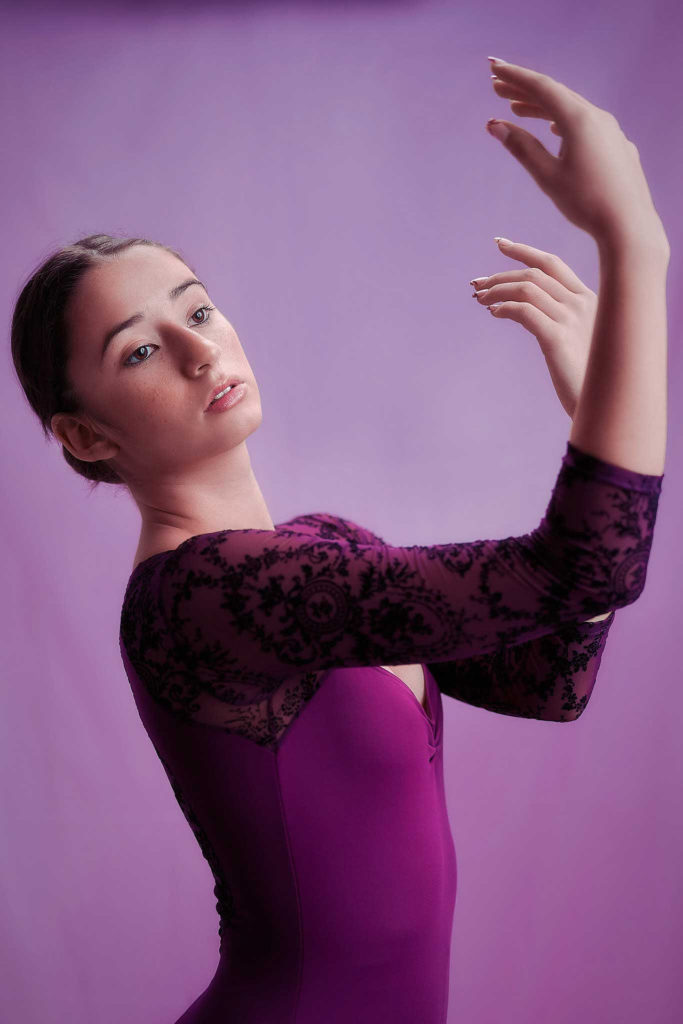 Ballerine en pose de danse en studio