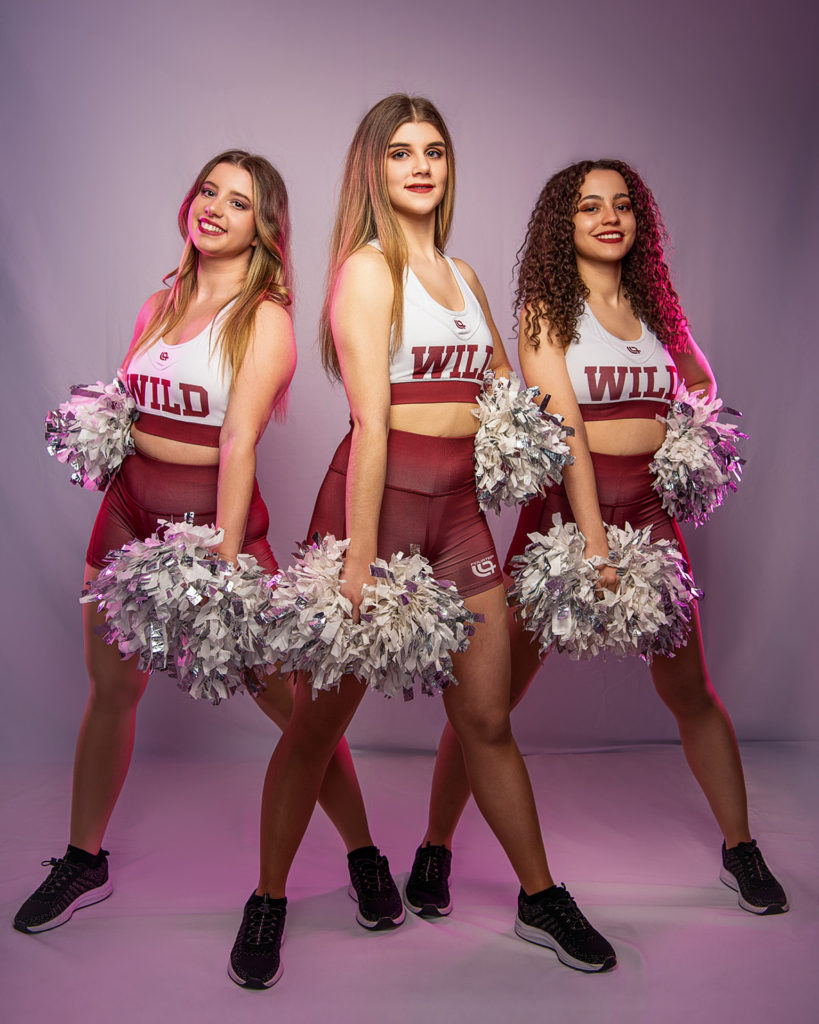 Groupe de cheerleaders en studio