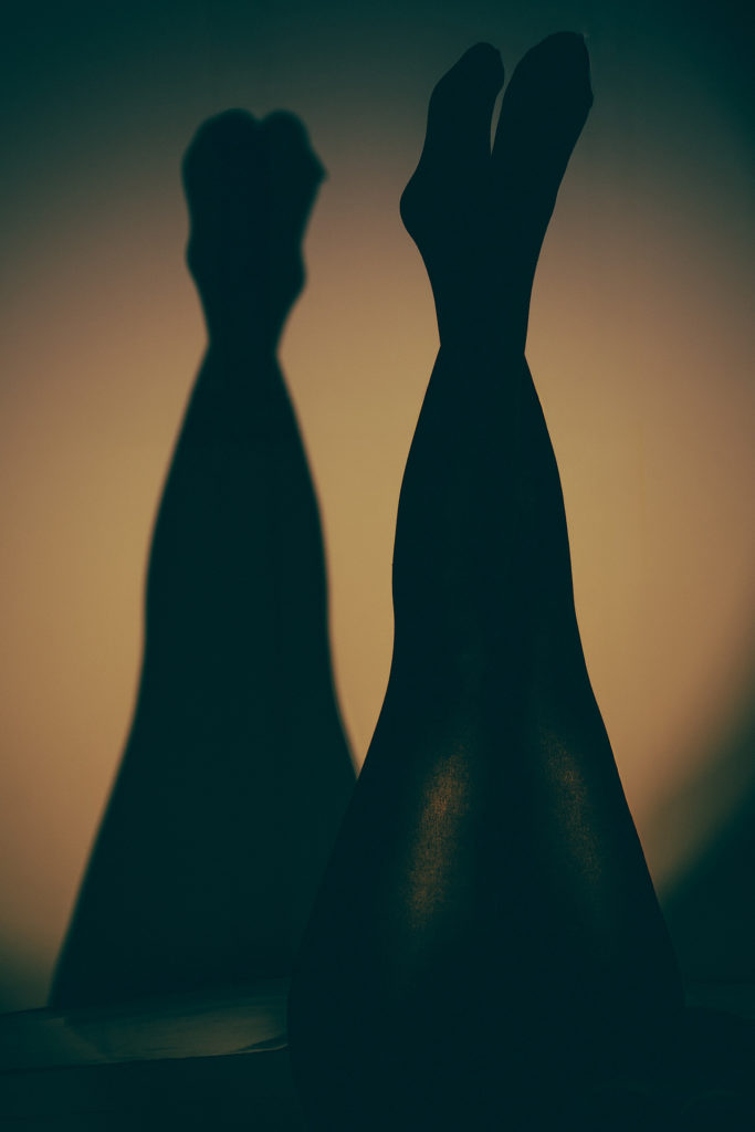 Danseuse et ombres graphiques en studio