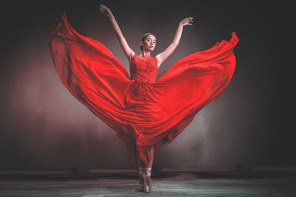 Danseuse projetant une robe dans les airs