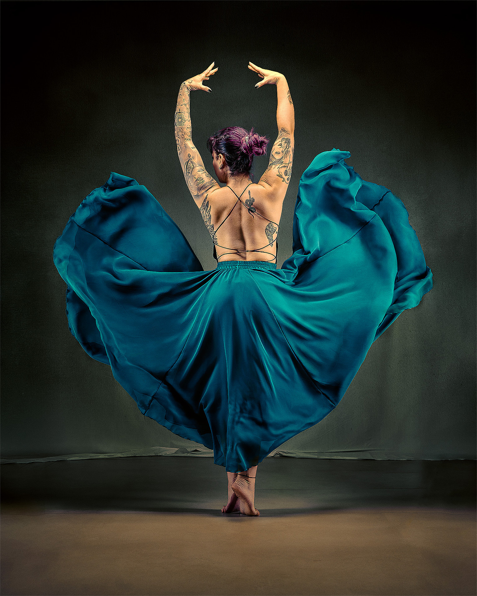 Danse et robe parachute Danseuse de dos avec robe fluide