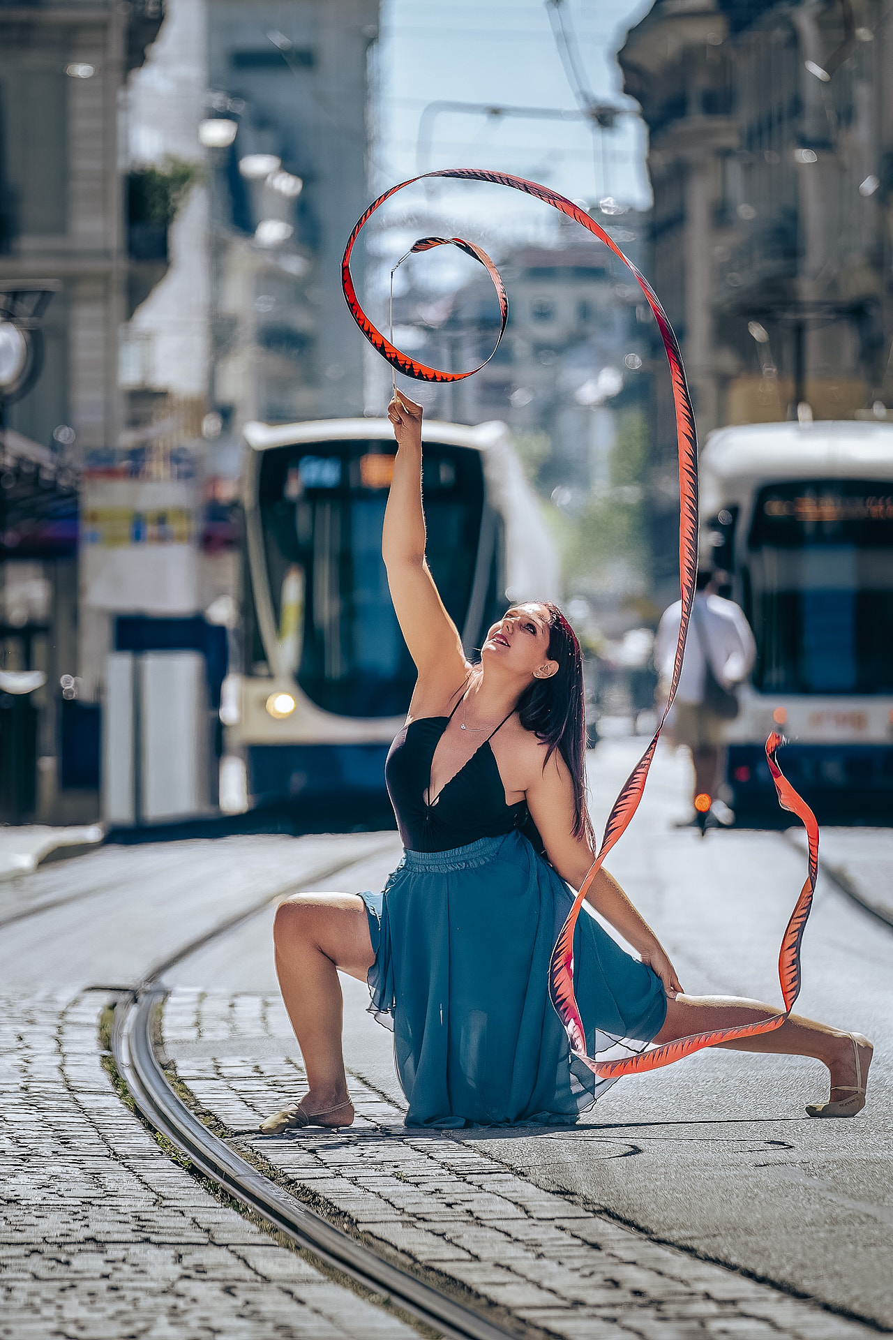 Gymnaste rythmique devant un tram à Genève