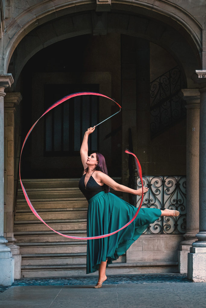 Gymnaste rythmique avec ruban devant la mairie de Genève