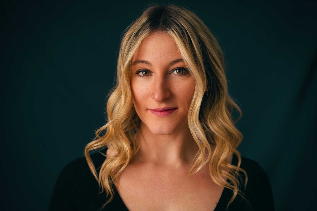 Portrait corporate studio modèle blonde