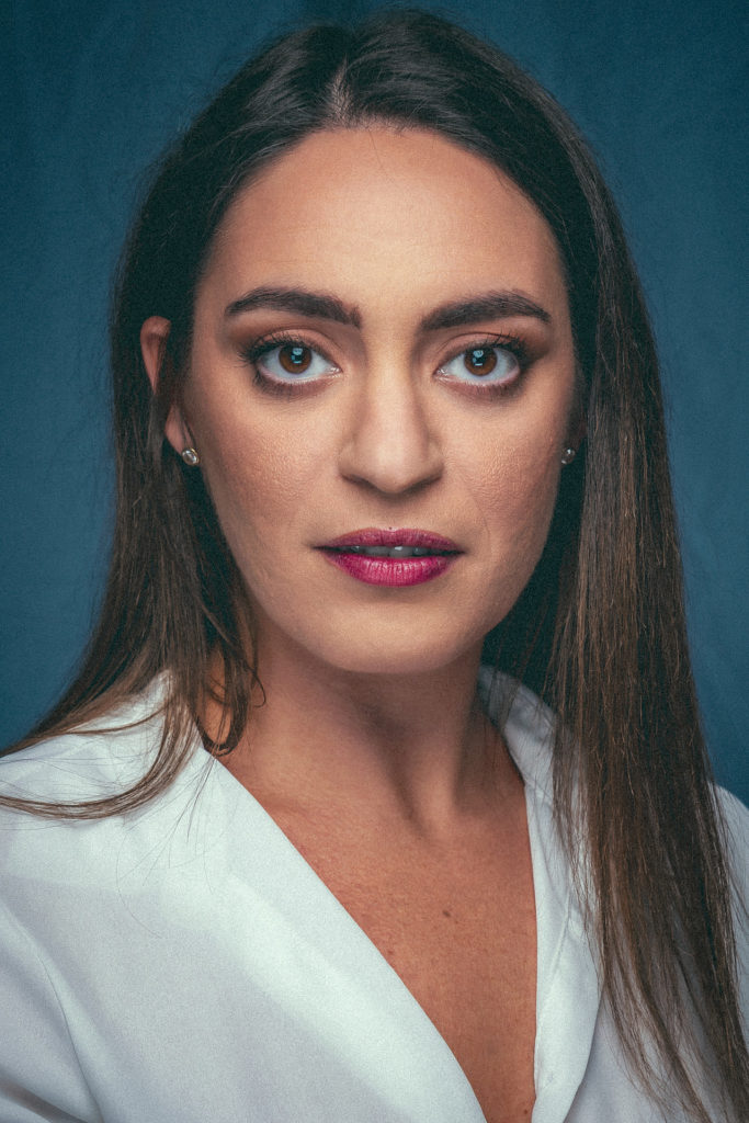 Portrait corporate studio modèle brune
