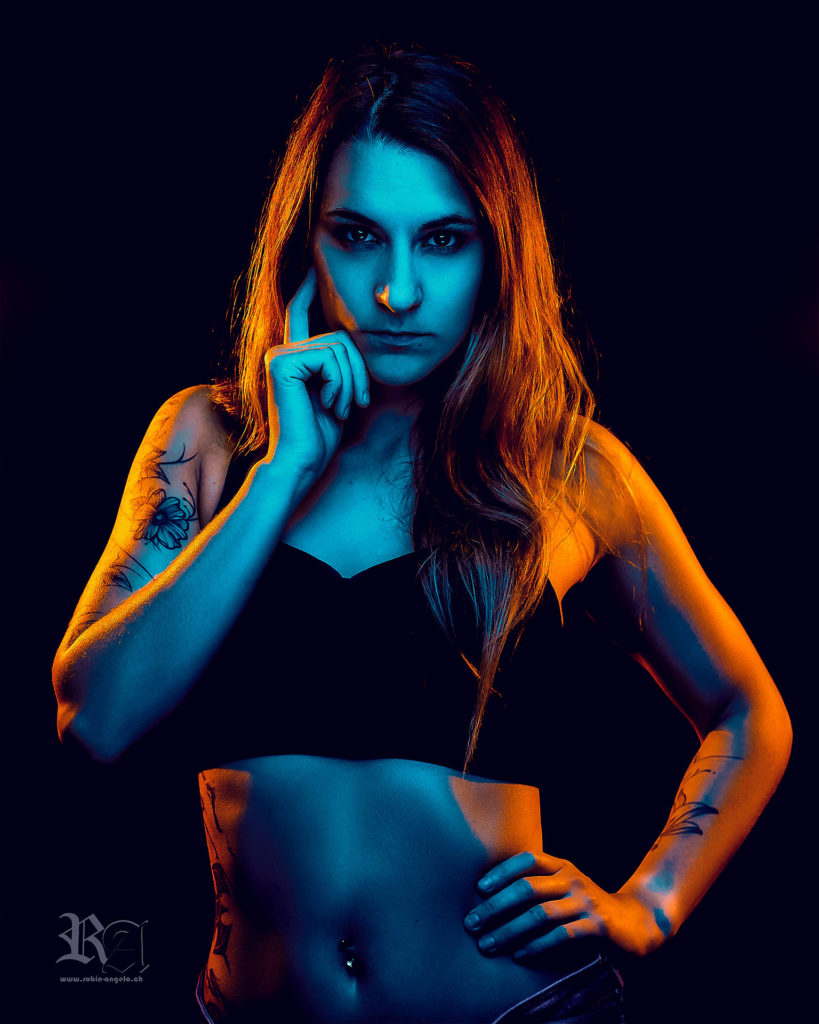 Portrait créatif avec éclairage teal et orange