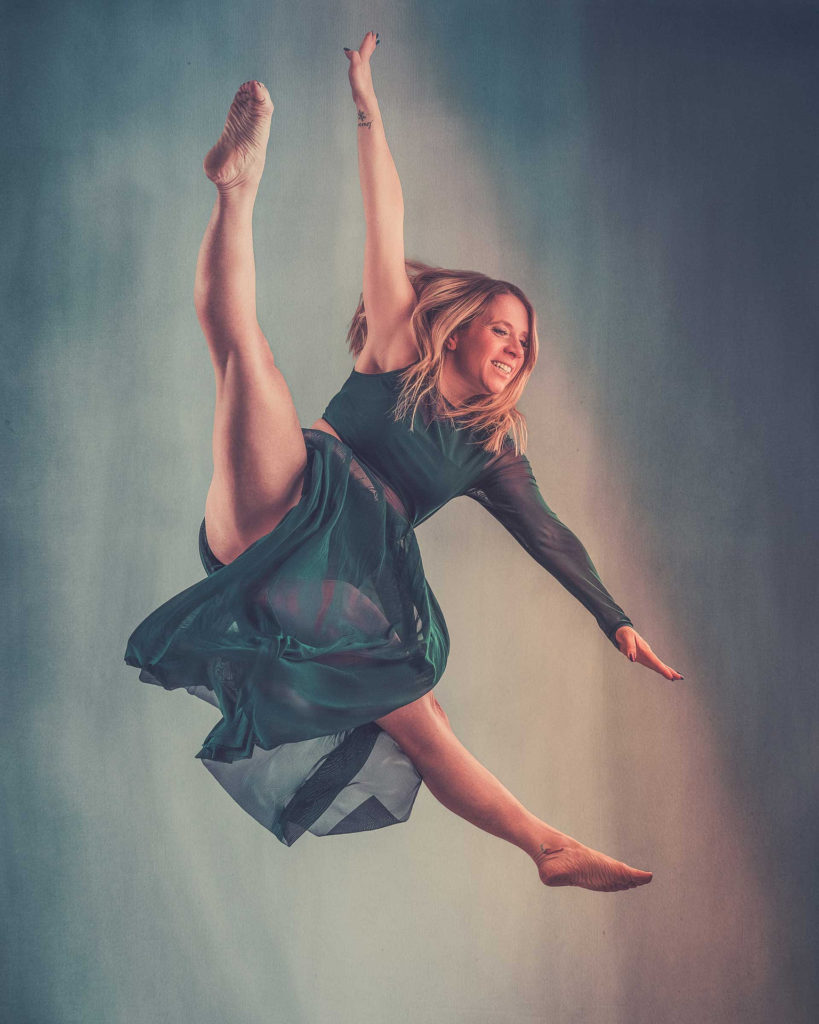 Danseuse en saut dynamique en studio