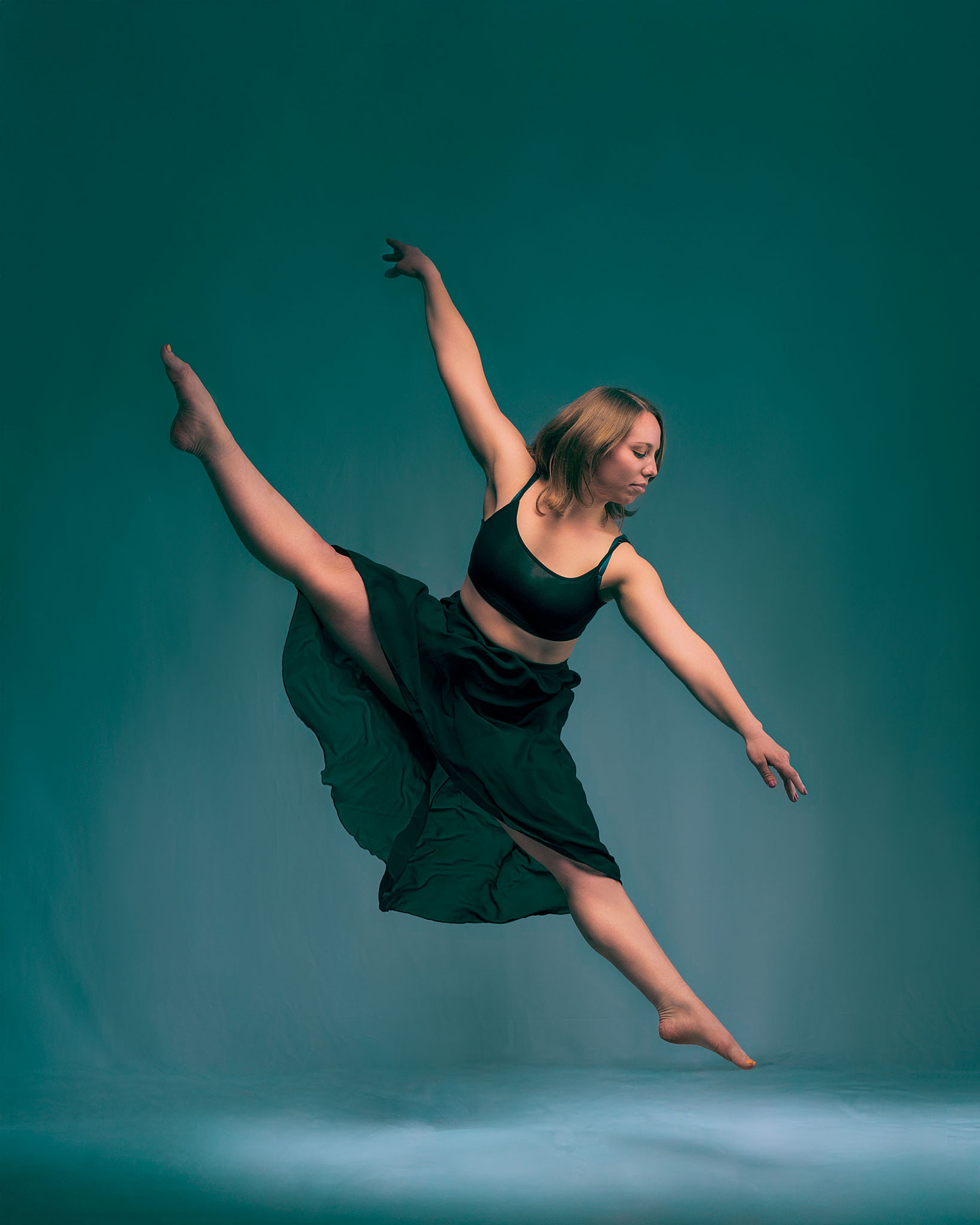 Saut de danse en split Danseuse réalisant un saut en grand écart en studio